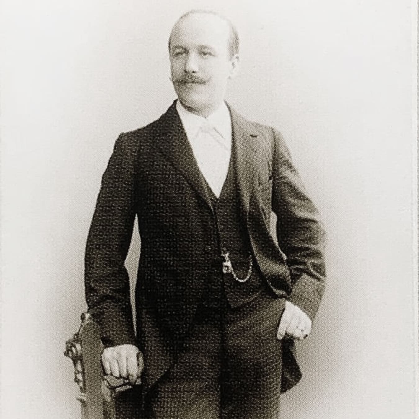 Hans Lorenz, Namensgeber von Juwelier Lorenz, in dunklem Anzug mit Weste und weißem Hemd.