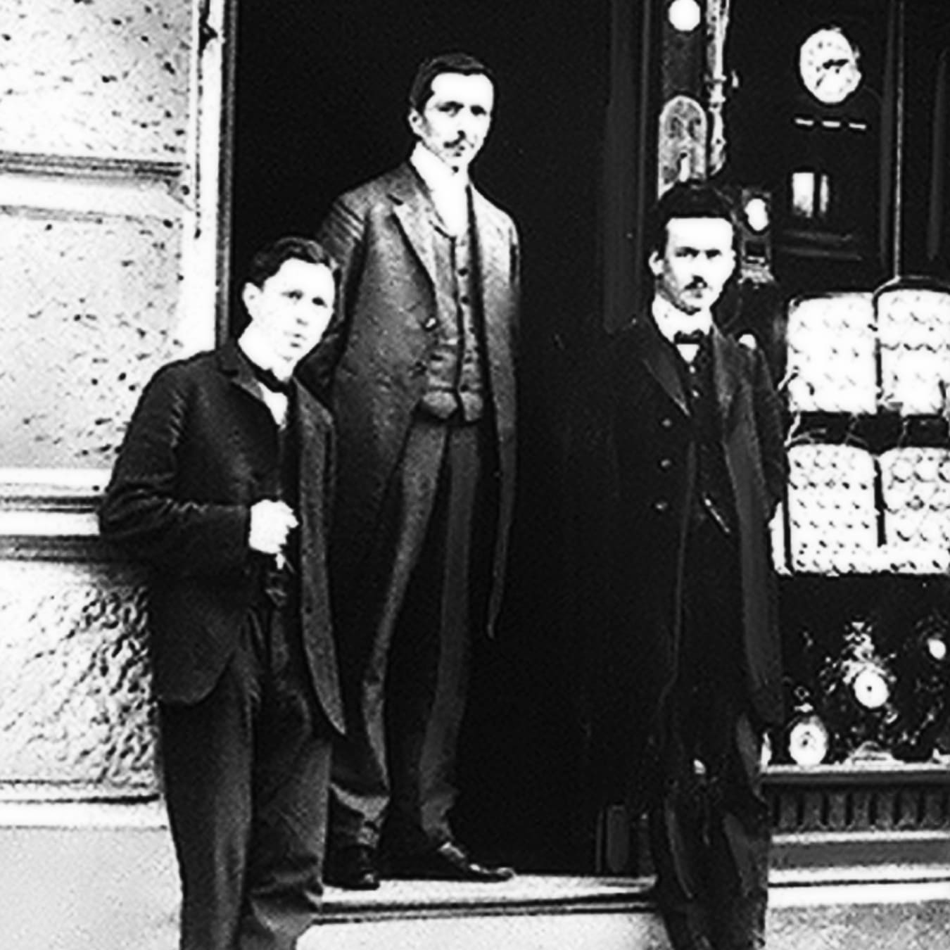 Altes Schwarz-Weiß-Bild von drei männlichen Mitarbeitern des Juweliers Lorenz