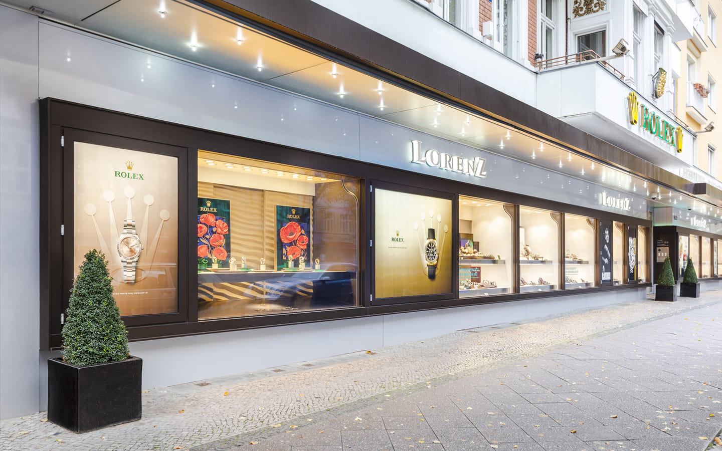 Außenansicht des Juweliergeschäftes Lorenz in Berlin. In den Schaufenstern sieht man Plakate von Rolex Uhren