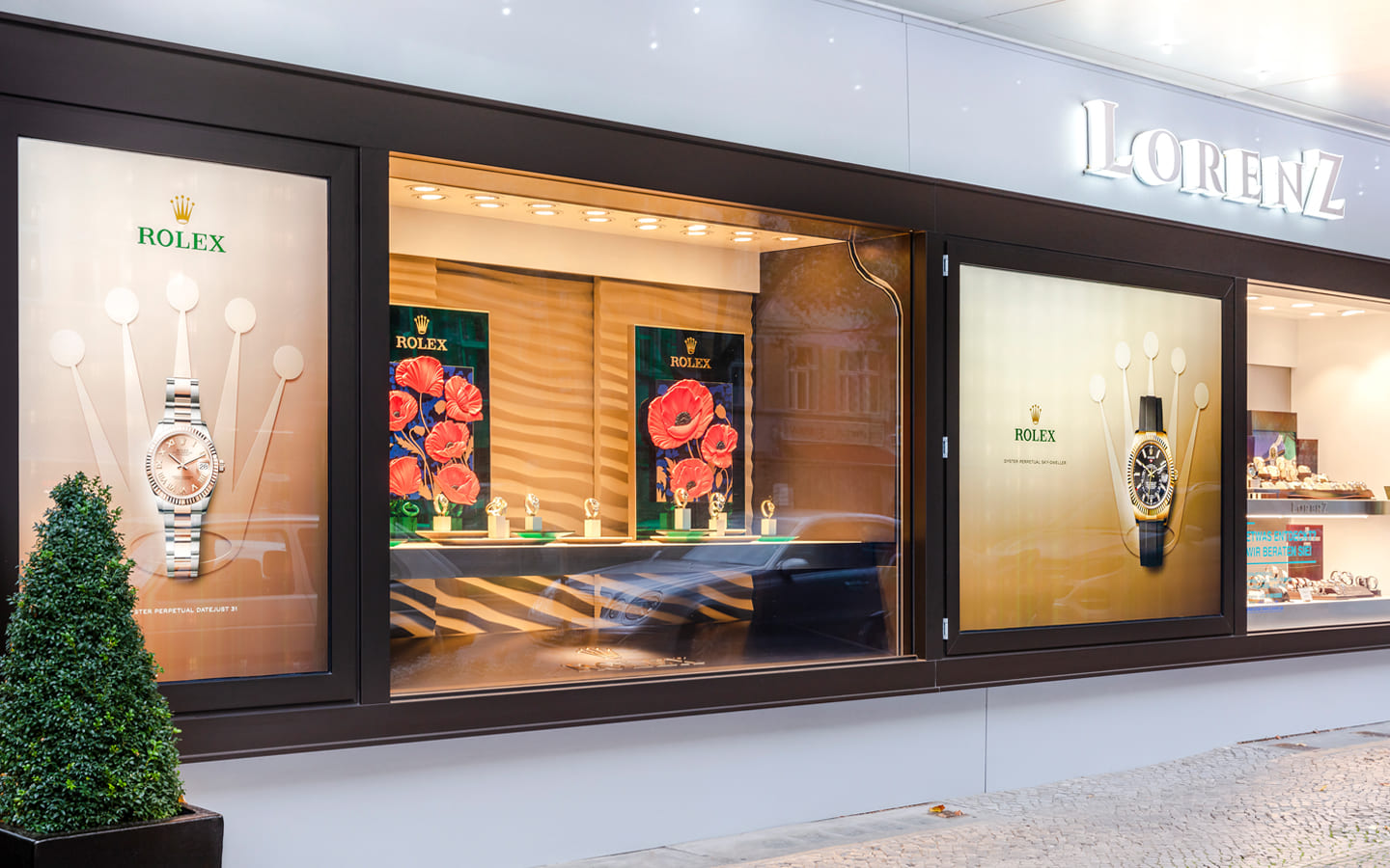 Außenansicht des Juweliergeschäftes Lorenz in Berlin. Im Schaufenster sind Rolex Werbeplakate zu sehen